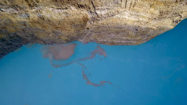 湖底沼の真下に浮かぶ、硫黄堆積物の薄い層。インドネシアの東ヌサトゥンガラ州エンデにあるクレムツ国立公園。選択的フォーカス — ストック写真