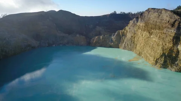フローレス島の有名な国立公園、クレムツ火山の青とターコイズブルーの湖の壮大な景色、東ヌサテンガラ、インドネシア — ストック写真