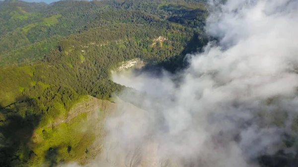 Wolken bij Kelimutu vulkaan, Flores, Witte mist drijvend in een krater boven het meer van de zielen van de oude mensen van Abutu — Stockfoto