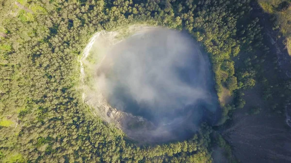 インドネシアのフローレスにあるクレフルート火山の火口湖の無人機のトップダウンショット。阿武津湖の火口を満たす神秘的な白い霧。自然現象 — ストック写真