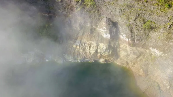 インドネシアのフローレス島、クレムツ・クレーター湖の山々の風景雲。阿武津湖の火口を満たす神秘的な白い霧 — ストック写真