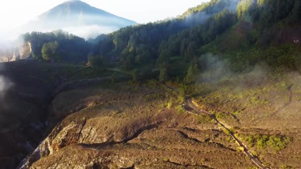 Дорога к хребту между вулканическими кратерами на вулкане Келимуту, Флорес, Индонезия — стоковое видео