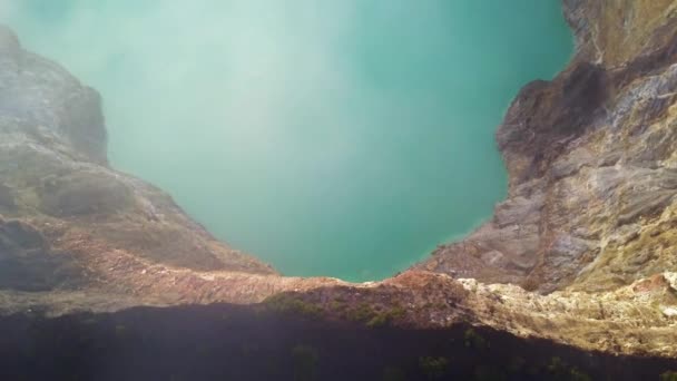 L'un des lacs vert turquoise kelimutu.. Kelimutu se compose de 3 lacs qui changent de couleur. Parfois, ils sont bleus, verts et noirs, et d'autres fois ils deviennent blancs, rouges et bleus. — Video