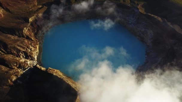 Fotografia aérea do parque nacional da cratera Kelimutu Kelimutu, Indonésia. Lago vulcânico de Jovens e Donzelas Tiwu Nuamuri Koofai. Lago Turquesa Kootainuamuri — Vídeo de Stock