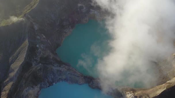 Lagos vulcânicos Ato Polo e Nuamuri koofai. Parque Nacional Kelimutu — Vídeo de Stock