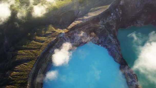 Vista aérea de drones de lagos de montaña Kelimutu en Indonesia — Vídeos de Stock