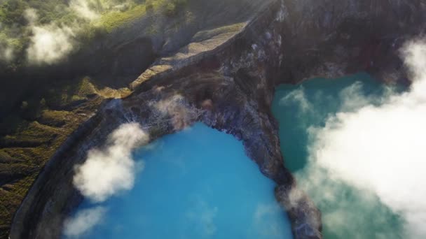 Утренний вид с воздуха на кратер Келимуту, Мони, Флорес, Индонезия. Фото беспилотника — стоковое видео