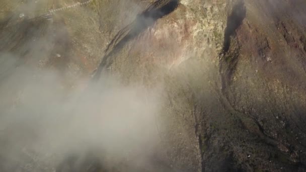 Route vers le sommet du belvédère du mont Kelimutu. La montagne a trois lacs cratères volcaniques de couleur différente. Ende, Flores Island, Indonésie — Video