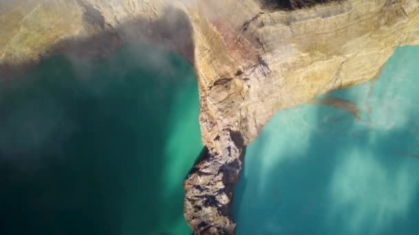 Dron z góry na dół. Piękny widok z lotu ptaka Kelimutu Crater Lakes. Zdjęcie z drona. Masyw skalny oddzielający jeziora wulkaniczne, Flores, Indonezja — Wideo stockowe