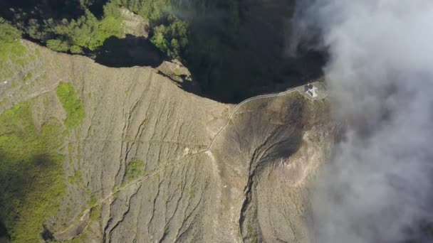 Route naar Kelimutu Crater Lake met uitzicht op de loopbrug, Moni, Flores, Indonesië — Stockvideo