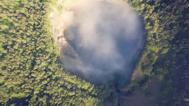 Bella mattina aerea vista dall'alto del Kelimutu Crater Lake Abutu, Moni, Flores, Indonesia. Foto di viaggio dal drone. mistica nebbia bianca nel cratere sul lago — Video Stock