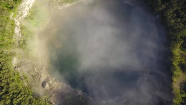 Bela manhã vista aérea superior da cratera Kelimutu Lago Abutu, Moni, Flores, Indonésia. Foto de viagem de drone. Névoa branca mística na cratera sobre o lago — Vídeo de Stock