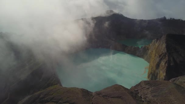 Cráter Kelimutu en Flores, vista aérea del dron del lago en Indonesia — Vídeos de Stock
