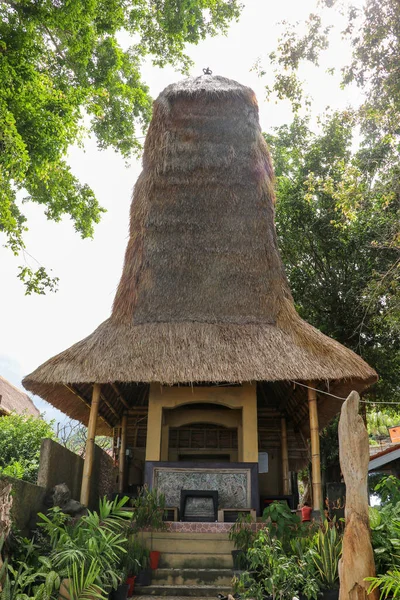 Bungalow sur le toit de chaume sur la côte nord-est de Bali, Indonésie — Photo