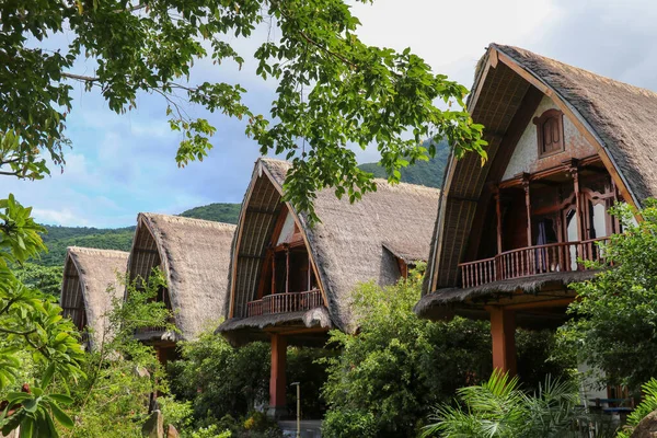 Das Foto zeigt einen tropischen Bungalow. Exotische Unterkünfte im Dschungel am Ufer des Atlantiks. Die tropische Lodge hat ein Palmdach aus Konserven — Stockfoto