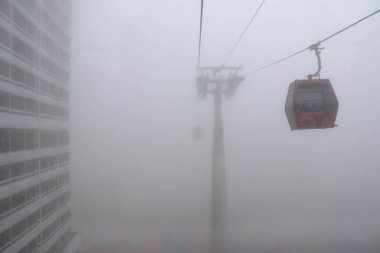 Genting Highlands, Malezya 'da sis içinde seyahat eden kablo araçları