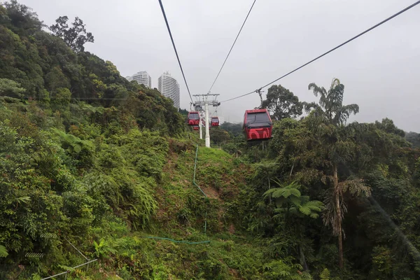 GENTING HIGHLAND, MALAYSIA, 22 listopad 2019. Kolejka linowa Skyway prowadząca do Genting Jan 22,2019 Genting Highland było słynnym miejscem w Malezji.Kolejki linowe poruszające się we mgle w Genting Highlands — Zdjęcie stockowe