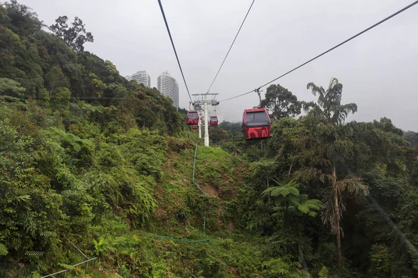 GENTING HIGHLAND, MALAYSIA, NOVEMBRO 22 2019. Skyway teleférico que leva a Genting Jan 22,2019 Genting Highland foi lugar famoso na Malásia.Teleféricos viajando na névoa em Genting Highlands — Fotografia de Stock