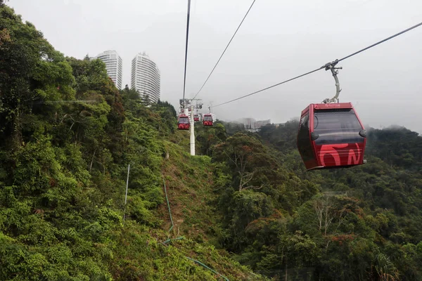 GENTING HIGHLAND, MALAYSIA, NOVEMBER 22 2019. Skyway cable car leading to Genting Jan 22,2019 Genting Highland was famous place in Malaysia.Cable cars traveling in the mist at Genting Highlands — Stock Photo, Image