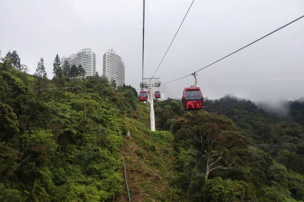 Teleféricos viajando na névoa em Genting Highlands, Malásia — Fotografia de Stock