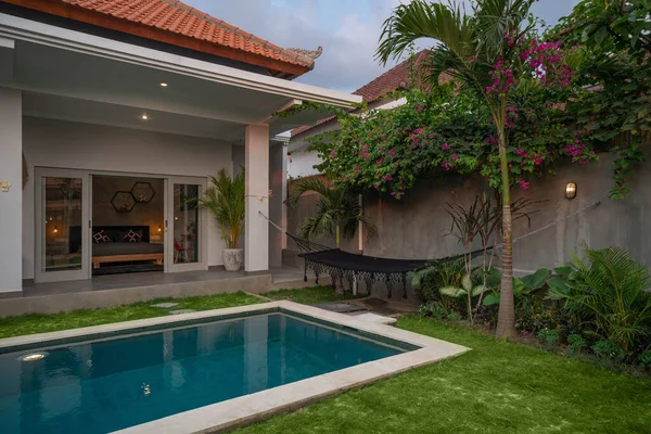 Moderne villa met zwembad, uitzicht vanuit de tuin — Stockfoto