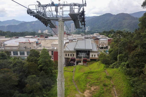 Vendo através da janela do teleférico e veja a visão geral da cidade. Olhando para baixo nuvens no céu e paisagens urbanas através da janela. Claro como ver através — Fotografia de Stock