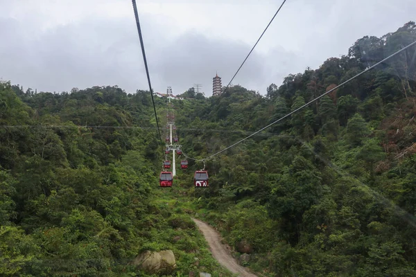 Vendo através da janela do teleférico e veja a visão geral da cidade. Olhando para baixo nuvens no céu e paisagens urbanas através da janela. Claro como ver através — Fotografia de Stock