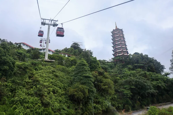 Vista al cielo y barbilla swee cuevas templo en skyway teleférico, genting, malaysia — Foto de Stock