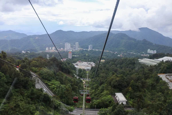 Konzentrieren Sie sich auf Seil. Seilbahn nach Genting, 15. Juni 2013 in Kuala Lumpur, Malaysia. Genting ist eine wichtige Touristenattraktion in Kuala Lumpur — Stockfoto