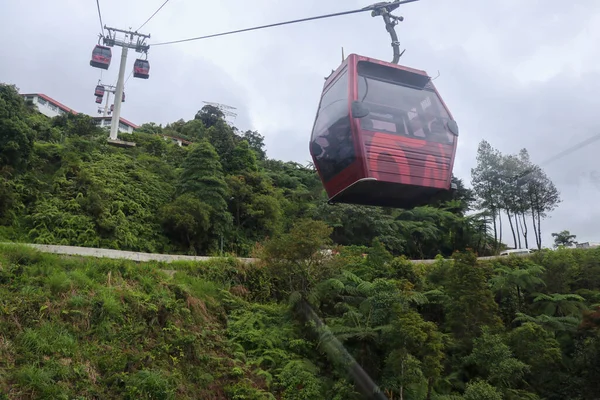 GENTING HIGHLAND, MALAYSIA - 22. November 2019: Awana Skyway Seilbahn, eine der beliebtesten Attraktionen des Genting Highlands, die eine Reisemöglichkeit zwischen Awana Station und SkyAvenue Mall bietet — Stockfoto