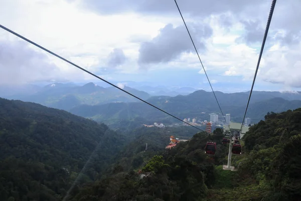 GENTING HIGHLAND, MALAYSIA - 22 listopada 2019. Awana Skyway kolejka linowa, jeden z Genting Highland najbardziej popularnych atrakcji, zapewniając sposób podróżowania między Genting Premium Outlet, Sky Avenue Mall — Zdjęcie stockowe