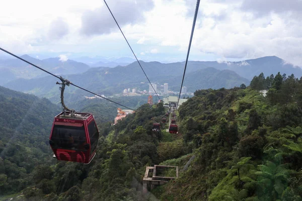 GENTING HIGHLAND, MALAYSIA - 22. November 2019: Awana Skyway Seilbahn, eine der beliebtesten Attraktionen des Genting Highlands, die eine Reisemöglichkeit zwischen Awana Station und SkyAvenue Mall bietet — Stockfoto