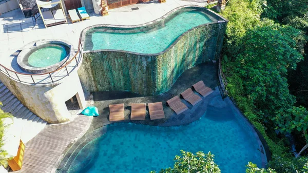 Piscina infinita en hotel resort de lujo. Ubud, Bali, Indonesia — Foto de Stock