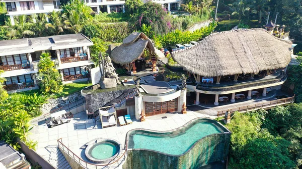 Hotel mewah Resort dengan kolam renang dan desain restoran infiniti di Ubud, Bali, Indonesia — Stok Foto