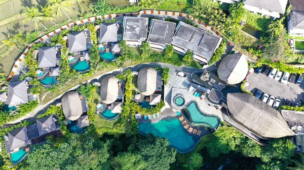 Ubud 'daki Aerial View Hotel Resort, Ubud' daki lüks otellerden biridir. Pirinç tarlası, Bali, Endonezya yakınlarındaki ormandaki otellere tepeden tırnağa — Stok fotoğraf