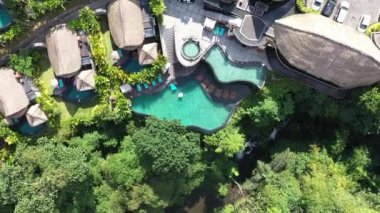 İnsansız hava aracı manzaralı otel Ubud, Ubud 'daki lüks otellerden biridir. Nehir, Bali, Endonezya yakınlarındaki ormandaki otellere tepeden tırnağa