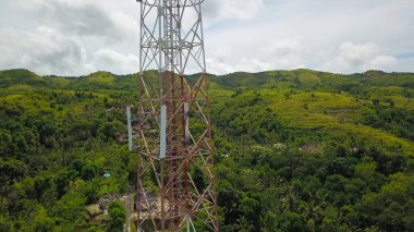 Haberleşme kulesi 5G. Telekom kulesi 5G anten ve uydu 5G ve 4G cep telefonu sinyallerini iletiyor