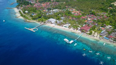 Endonezya 'nın Bali kentindeki Nusa Penida adasının kıyı şeridinin insansız hava aracı görüntüsü.