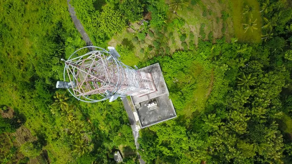 Vista aérea de drones de antenas de torre Telefone celular de telecomunicações, transmissores de rádio de celular 5g 4g e smartphones — Fotografia de Stock