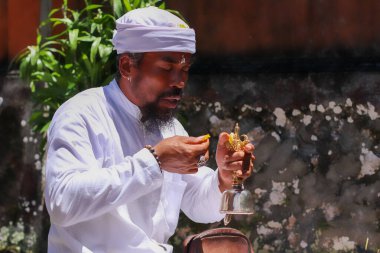 Endonezya, Bali 'deki Pemuteran tapınağında adak adamış bir Hindu rahip.