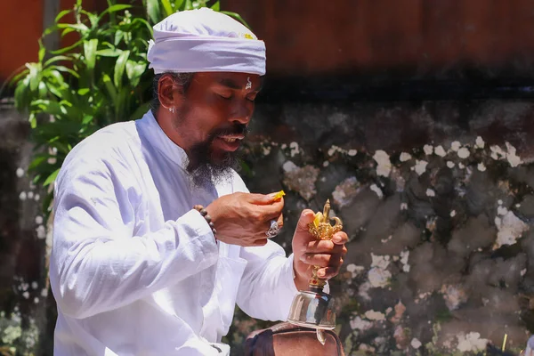 En hindu präst som utför offer i ett tempel i Pemuteran på Bali, Indonesien — Stockfoto