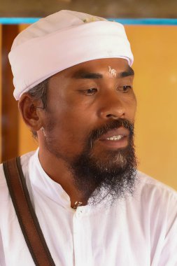 Geleneksel giysiler içinde Balili rahip Melaspas Töreni 'ni düzenliyor. Genellikle ev kutsama töreni olarak adlandırılır.