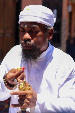Töreni trans halindeki bir Brahmana gerçekleştirir. Bali adasındaki Hinduizm dini. Bali 'de asırlık gelenekler