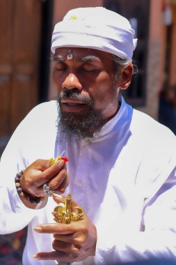 Töreni trans halindeki bir Brahmana gerçekleştirir. Bali adasındaki Hinduizm dini. Bali 'de asırlık gelenekler