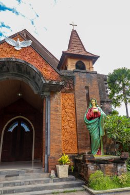 Bali, Endonezya - 16 Nisan 2020. İsa 'nın Kutsal Yüreği Palasari Kilisesi, Bali' nin Denpasar piskoposluğundaki Roma Katolik Kilisesi 'nin bir cemaatidir.