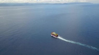 Halka açık feribotun insansız hava aracı videosu. Uçak gemisi Hint Okyanusu 'nda seyrediyor. Derin mavi okyanus