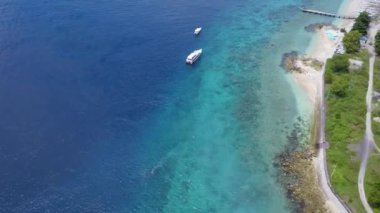 Yaz tatilinde turizm için lüks ada cenneti, yaz tatilinde hız teknesi ve güzel deniz plajı manzarası.
