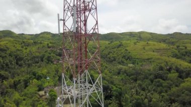 Haberleşme kulesi 5G. Telekom kulesi 5G anten ve uydu 5G ve 4G cep telefonu sinyallerini iletiyor