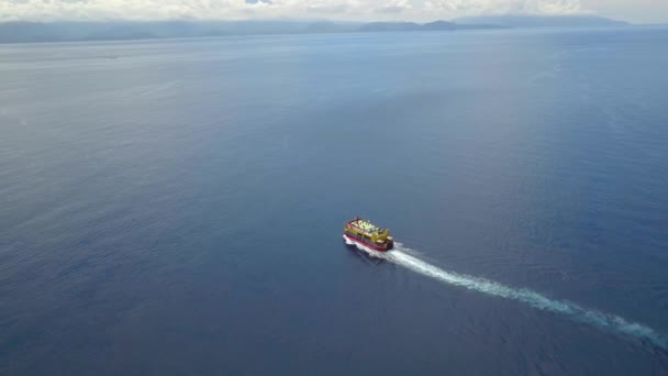 公共フェリーの空中ドローンビデオ。インド洋を巡航する空母。深い青い海 — ストック動画