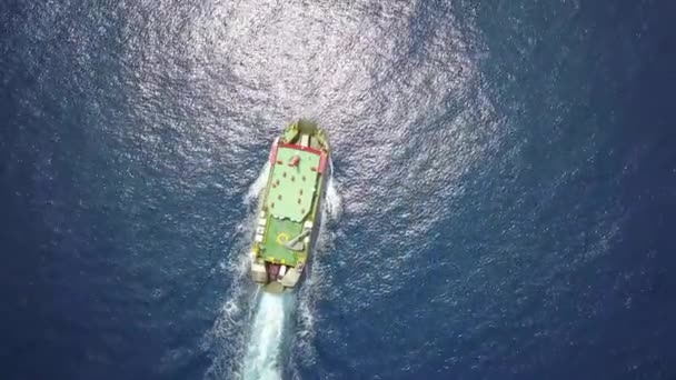 Ferry op zee, auto 's vervoeren: dek van een boot die voertuigen vervoert. Zomerzon weerkaatst van het rimpelende wateroppervlak van het meer of de rivier die golvende textuur onthult. Bovenaanzicht vanuit de lucht vanaf een drone — Stockvideo